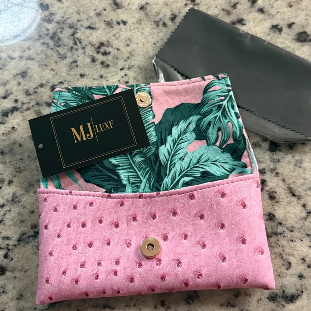 Makeup Junkie Pink Ostrich Sunnies case - Picture 3 of 4